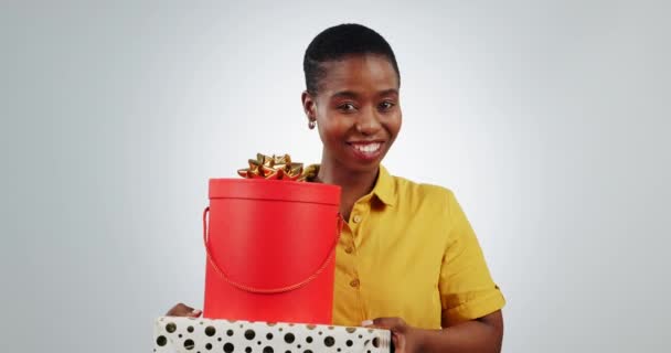 生日礼物 礼物和妇女肖像 礼物和提供白色背景的工作室与幸福 在聚会上 非洲人 面孔和人都会带着微笑和庆祝的心情送上一盒礼物 — 图库视频影像