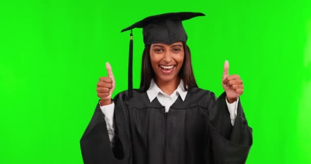 Tack Kvinna Student Med Tummen Upp Och Mot Grön Skärm — Stockvideo