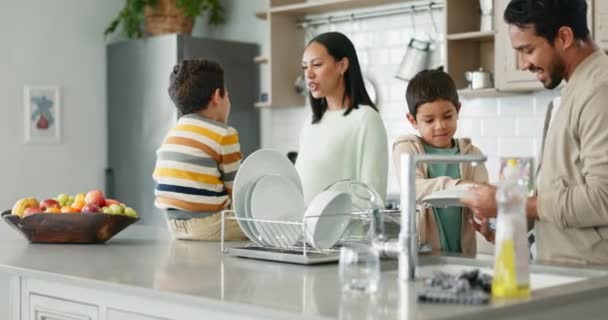 Travail Équipe Enfants Apprenant Parents Lavant Vaisselle Avec Soutien Pour — Video