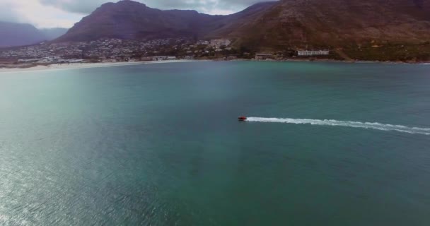 Nsansız Hava Aracı Sürat Teknesi Deniz Kıyısında Seyahat Tatil Dağ — Stok video