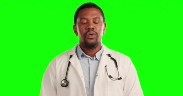 Estrés Migraña Médico Varón Estudio Con Pantalla Verde Para Agotamiento — Vídeo de stock