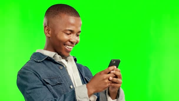 Zelená Obrazovka Vtipný Černý Muž Chytrým Telefonem Psaní Připojení Pozadí — Stock video