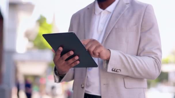 Cidade Close Homem Com Tablet Negócios Digitação Com Conexão Leitura — Vídeo de Stock