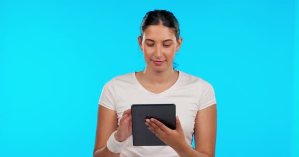 Tabletta Alkalmazás Mosoly Egy Kék Hátterű Nővel Közösségi Média Böngésző — Stock videók