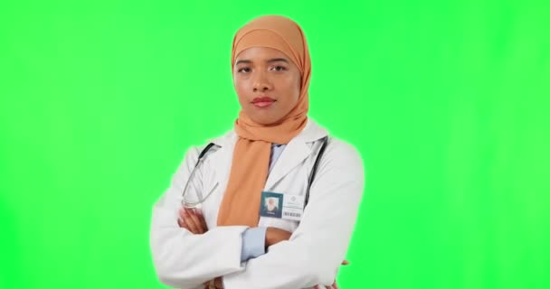 Πορτρέτο Γυναίκα Γιατρός Χέρια Σταυρωμένα Και Ενάντια Μια Πράσινη Οθόνη — Αρχείο Βίντεο