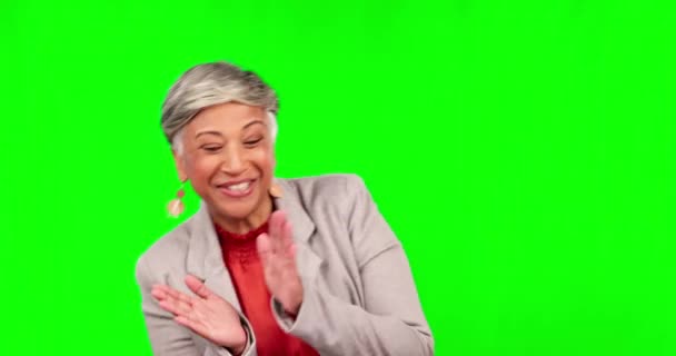 幸せな応援 笑顔とお祝いとビジネスの女性 拍手と緑の画面 昇進と目標目標の達成と拍手で上級専門家のダンス 成功と動機 — ストック動画