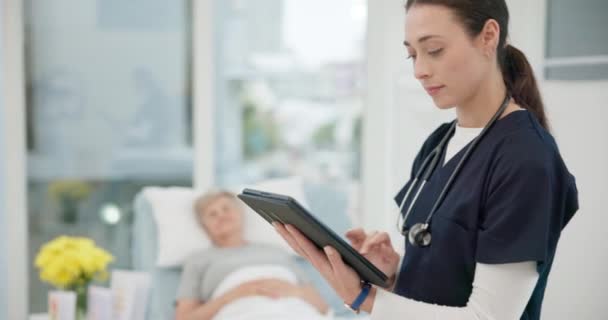 Infermiera Controllo Tablet Risultati Ospedale Con Paziente Assistenza Sanitaria Consulenza — Video Stock