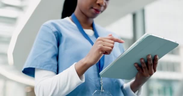 Mulher Tablet Mãos Enfermeira Hospital Para Pesquisa Telessaúde Saúde Tecnologia — Vídeo de Stock