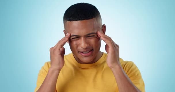 Стрес Головний Біль Молодий Чоловік Студії Храмовим Масажем Хворобою Або — стокове відео