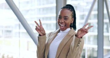 Face, barış işareti ve kurumsal şirkette iş için siyah kadın göz kırpıyor. Afrika profesyonel, portre ve v eller emoji için, başarı ya da avukat ile zafer, iş yerinde heyecanlı ve mutlu.