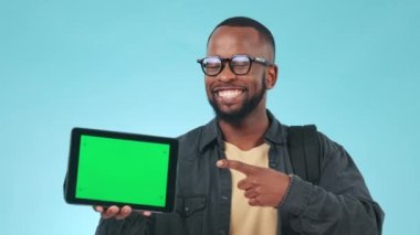 Yüz, yeşil ekran ve tabletli siyah bir adam, tamam işareti ya da mavi bir arka planda bağlantı. Portre, Afrikalı kişi ya da teknolojili model, mükemmel, gözden geçirme ya da sembol içeren bir model.