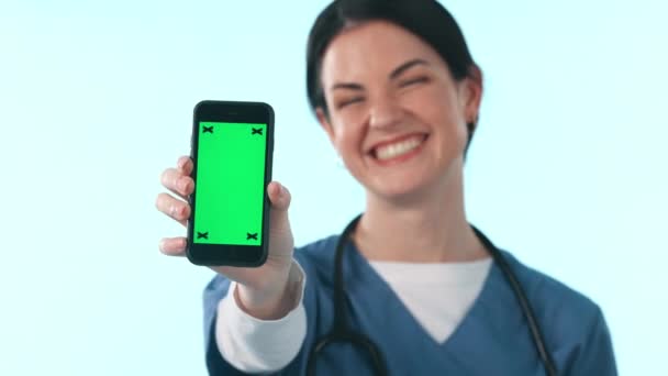 Teléfono Pantalla Verde Mujer Feliz Estudio Médico Publicidad Marca Sanitaria — Vídeo de stock