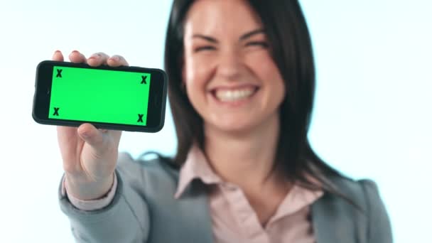 手和女人与手机绿色屏幕广告空间 业务和跟踪标记在工作室 肖像画 快乐的工作者 并展示手机模型 技术或白色背景的交易 — 图库视频影像