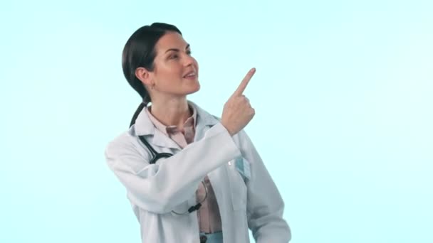 Studiofrau Entscheidungsträgerin Und Ärztin Zeigen Auf Medizinische Informationen Krankenhausnachrichten Oder — Stockvideo