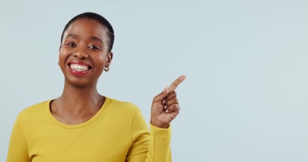 女人和笑在演播室的广告交易 信息和新闻的白色背景 描述快乐的非洲模特 指的是嘲笑我们的空间 折扣优惠或有趣的宣布 — 图库视频影像