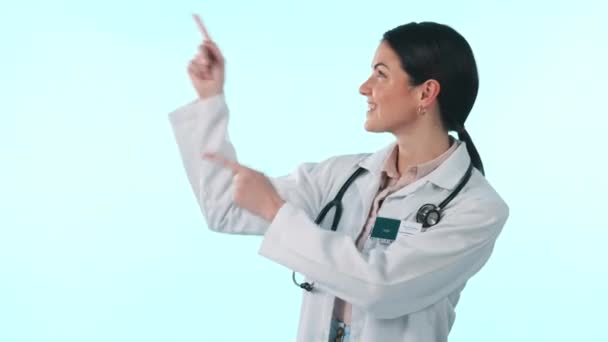 Estúdio Mulher Sorriso Médico Apontando Para Informações Médicas Hospital Comercial — Vídeo de Stock