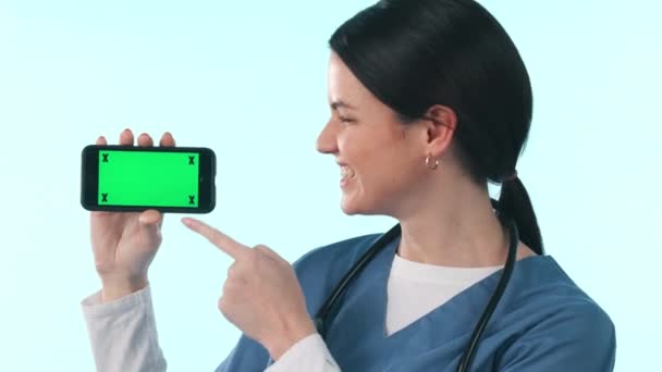 Smartphone Pantalla Verde Mujer Feliz Enfermera Bien Apuntar Publicidad Atención — Vídeos de Stock