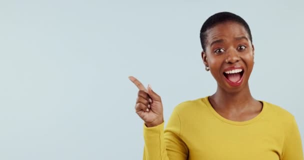 Apontando Espaço Promoção Com Rosto Mulher Negra Para Apresentação Anúncio — Vídeo de Stock