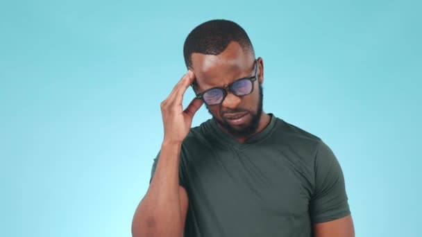 Stress Kopfschmerzen Und Junger Schwarzer Mann Einem Studio Mit Krankheit — Stockvideo