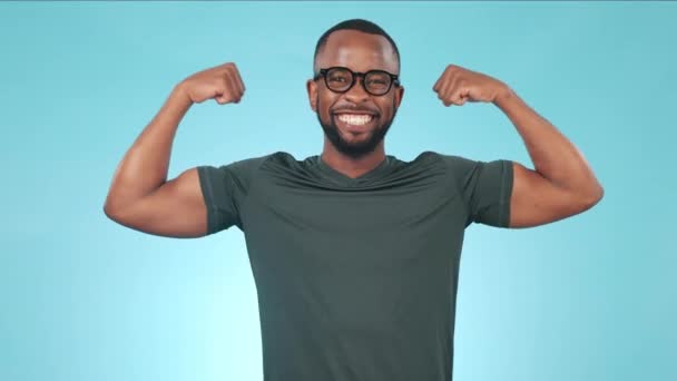 Fitness Sonrisa Hombre Negro Besando Bíceps Estudio Sobre Fondo Azul — Vídeos de Stock