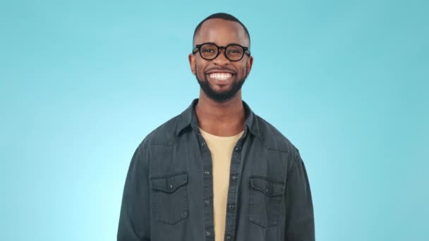 Щасливий Посмішка Обличчя Чорношкірого Студії Впевненим Хорошим Позитивним Ставленням Гордість — стокове відео