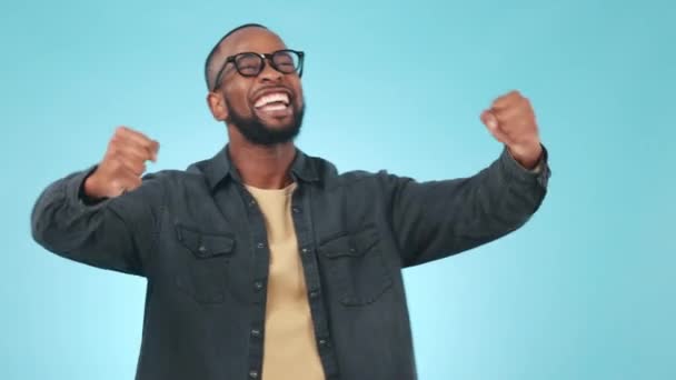 Hombre Negro Bomba Puño Celebración Con Felicidad Ganador Estudio Éxito — Vídeos de Stock