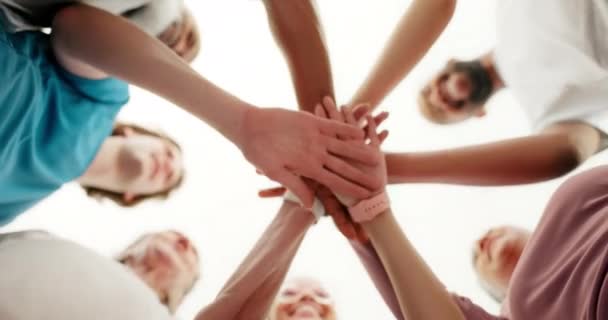 Handen Gestapeld Fitness Groep Mensen Voor Teamwork Samenwerking Community Workout — Stockvideo