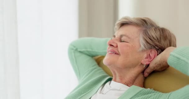 Stretching Relax Anziani Donna Divano Felice Rilassante Soddisfatto Nella Sua — Video Stock