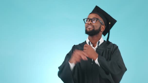 Pensando Apontando Perfeito Com Homem Negro Graduado Estúdio Fundo Azul — Vídeo de Stock