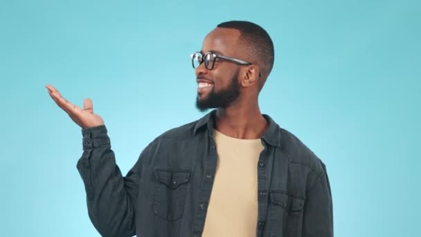 Option Ausgewogenheit Und Gesicht Des Schwarzen Mannes Einem Studio Mit — Stockvideo