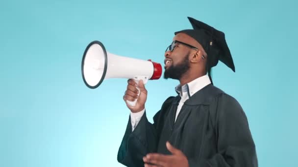 Parlare Laurearsi Uomo Colore Con Megafono Sfondo Blu Annuncio Scuola — Video Stock