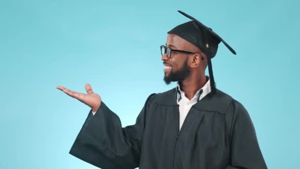 在一个没有营销或广告空间的工作室里 对男人的指点 嘲笑和面部表情都是毕业的 非洲男性大学生因蓝色背景而显得孤立无援 — 图库视频影像