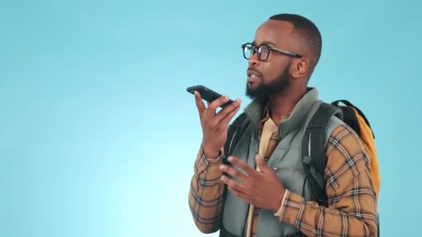 Wandelen Voice Note Zwarte Man Blauwe Achtergrond Voor Communicatie Praten — Stockvideo