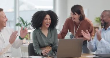 Bir hedefi ya da hedefi kutlamak için ofisteki bir iş ekibiyle bilgisayar, işbirliği ve alkış. Bir erkek ve kadın çalışan grubuyla toplantı, destek veya motivasyon başarıyı alkışlıyor.