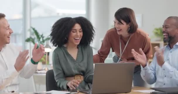 笔记本电脑 在办公室里与一个商业团队合作庆祝一个目标或目的 与男性和女性员工为成功而鼓掌的聚会 支持或激励 — 图库视频影像