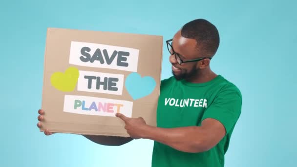 ブラックマン ポインティング 気候変動ポスター リサイクルと持続可能性に最適なハンドサイン 地球温暖化 地球の日またはラリーのための惑星の旗を保存する活動家 笑顔と人 — ストック動画