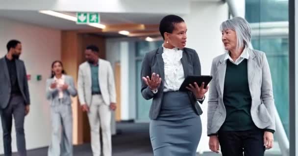 Kobiety Biznesu Chodzenie Rozmowy Tabletem Planowanie Projekt Korporacyjny Biurze Praca — Wideo stockowe