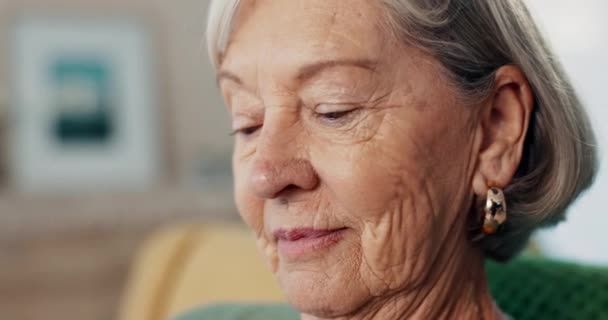 シニア女性 記憶は 思考とノスタルジックで退職した家で 年老いた愛と結婚に感謝するリビングルームでの高齢女性 結婚式の写真 — ストック動画