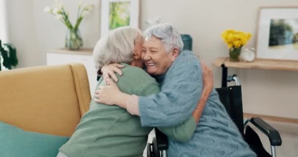微笑和老朋友拥抱在一起 在放松的同时 带着关心和爱心重逢 在家中客厅里 欢庆和年长的女人一边笑一边拥抱 — 图库视频影像