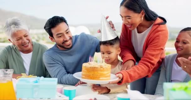 Familie Verjaardagsfeest Taart Met Feest Geluk Buiten Met Vreugde Verrassing — Stockvideo