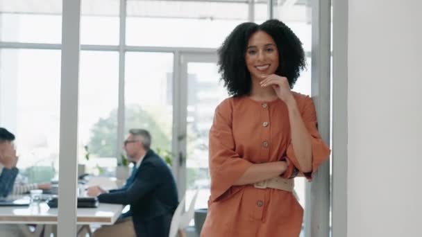 幸せな女性 リーダーシップとオフィスでのプロジェクト管理や信頼の会議 職場でのチームコラボレーションやスタートアップのための創造的な女性の人 従業員やマネージャーの笑顔の肖像 — ストック動画