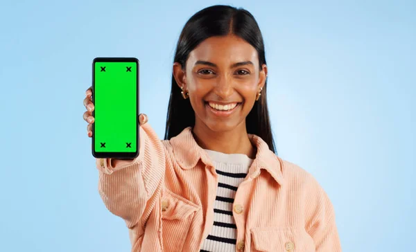 Pantalla Verde Smartphone Retrato Feliz Mujer Muestran Comunicación Web Motor — Foto de Stock