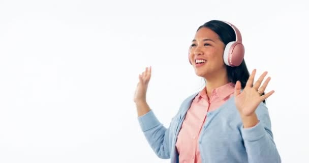 Perempuan Tari Dan Musik Headphone Studio Untuk Perayaan Kebebasan Senang — Stok Video