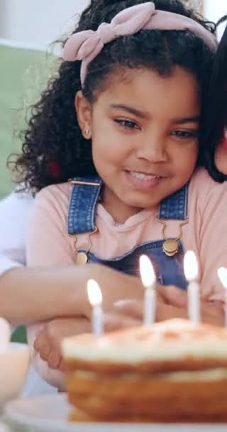Щаслива Сім Маленька Дівчинка Обійми День Народження Святкування Або Свічки — стокове відео