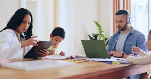 Anya Gyerekek Apa Otthonról Dolgoznak Családi Tanulással Írással Fejlesztéssel Ebédlőasztalnál — Stock videók