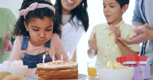 Gelukkige Familie Klein Meisje Kaarsen Blazen Verjaardagstaart Voor Viering Speciale — Stockvideo