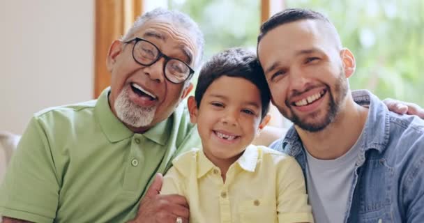 Aile Büyükbaba Baba Babalar Gününde Evde Gülümseyerek Sevgi Destek Özen — Stok video