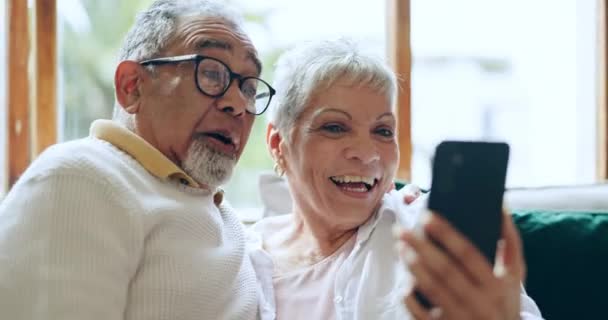 Mężczyzna Kobieta Telefon Falą Wideo Połączenie Uśmiechem Szczęściu Rozmowy Domu — Wideo stockowe