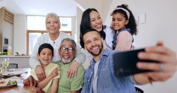 Szczęśliwa Rodzina Przytulić Selfie Przy Stole Fotografii Pamięci Lub Mediów — Wideo stockowe