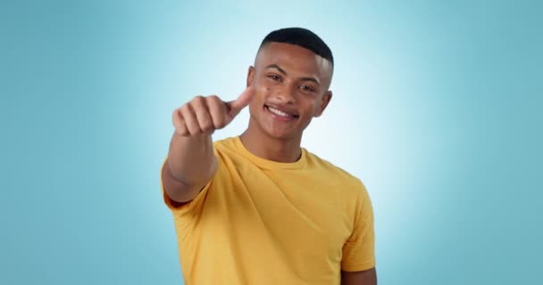 男人竖起大拇指 支持和反馈与蓝色工作室背景的标志 人物形象 人物形象 模特儿与手势 评论与感情用事与投票 谢谢与推广 — 图库视频影像